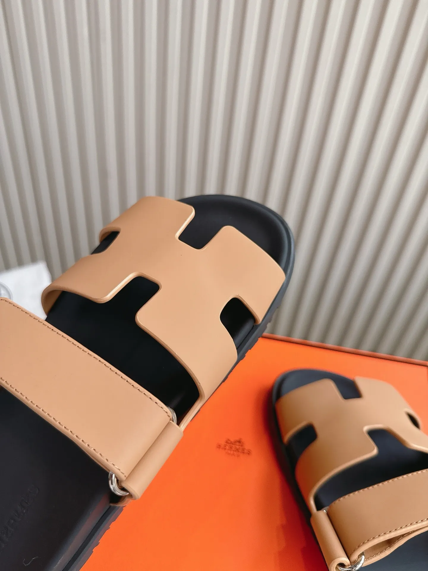 p480🐮🐮Couple model (top version) H family 2024 spring and summer new style HERMES Hermes' recently popular couple model pig nose angle sandals and slippers, paired with various colorful socks, popular. Upper: imported original deerskin (the genuine leather edging is not ordinary super migration). Lining: imported genuine leather. Outsole: Tpu non-slip and wear-resistant outsole. Size: Female 35-42 (40/42 non-returnable and non-exchangeable) Male size: 39-45 (45 non-refundable and non-exchangeable)